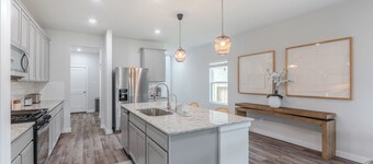 NEW 5 bdr + lake view + playground + BBQ, fits 10!