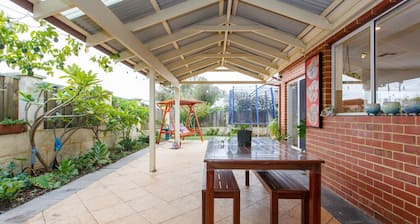 Sunny Stays Holiday Home – close to Fremantle