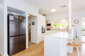 Kühlschrank, Mikrowelle, Ofen, Herdplatte