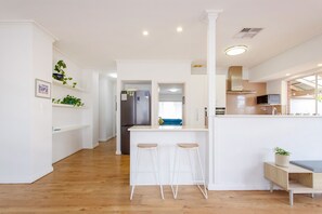 Fridge, microwave, oven, stovetop - Sunny Stays Holiday Home – close to Fremantle (Palmyra)