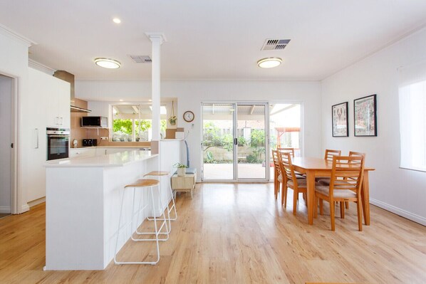 Fridge, microwave, oven, stovetop - Sunny Stays Holiday Home – close to Fremantle (Palmyra)