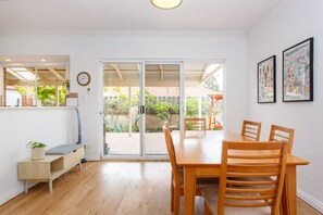 Dining - Sunny Stays Holiday Home – close to Fremantle (Palmyra)