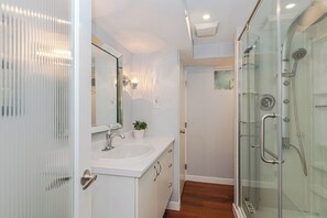 Deluxe Apartment, Garden View | Bathroom