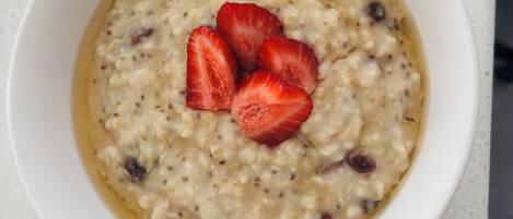 Eine Schüssel Haferflocken mit Erdbeeren auf einer Arbeitsplatte.