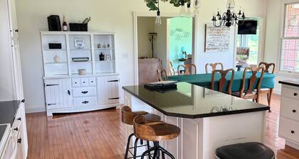 The Hanover Haven - Slice of Paradise - 10 minutes to Downtown Madison
