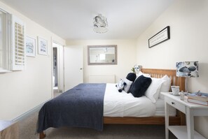 1 bedroom, iron/ironing board, Internet, bed sheets - Bessie Ellen's Cottage -  Pet Welcome - Central Location - Free WiFi (Fowey)