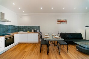 ثلاجة، ميكروويف، فرن، ماكينة لصنع القهوة/الشاي