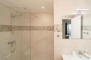 Douche, serviettes fournies