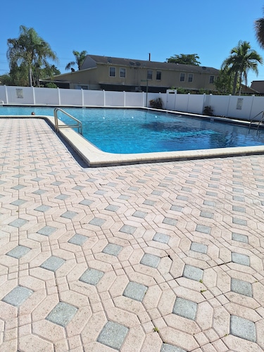 Cozy Lake view King bedroom full bathroom includes fitness room,and pool.