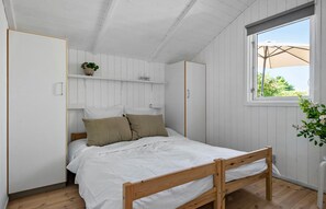 4 bedrooms, travel crib, free WiFi