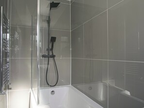 Shower, hair dryer, towels - Cozy Riverside Retreat in Snodland (Snodland)