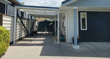 Quiet studio. Park up and walk to beach, shops, cafés & bars!