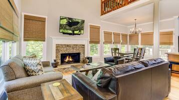 Smart TV, lareira, videogames, pebolim