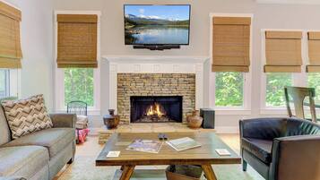 Smart TV, caminetto, videogiochi, tavolo da calcetto