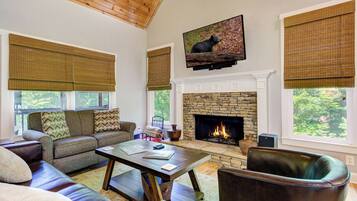 Älytelevisio, takka, videopelejä, pöytäjalkapallopöytä