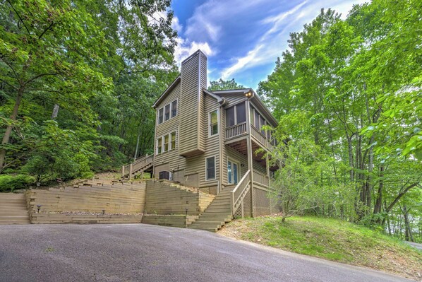 Exterior - Woodland Wonder - Starlit S'mores, Fireside Sips, Restful Vistas, Foosball, Lakes, Trails & Golf (Jasper)