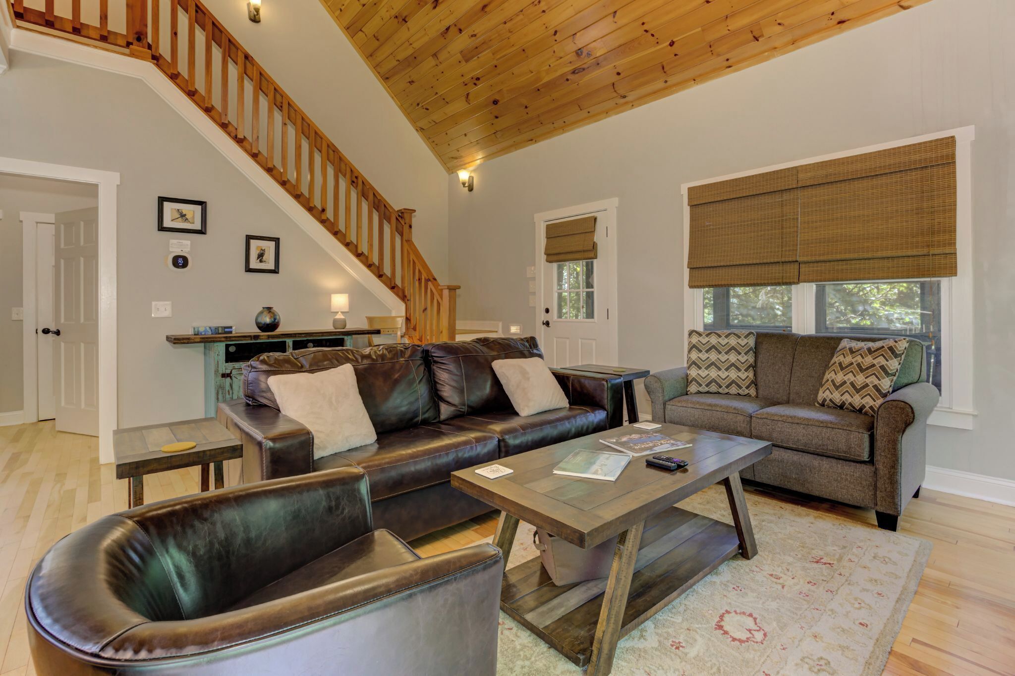 Smart-TV, Kamin, Videospiele, Tischfußball