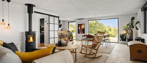 Smart TV, fireplace, stereo