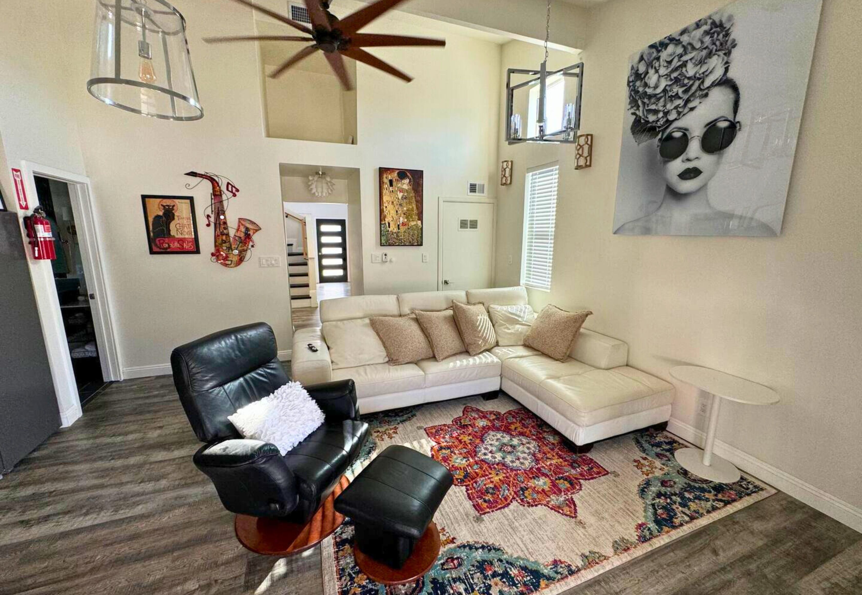 Smart TV, mesa de pingue-pongue, livros