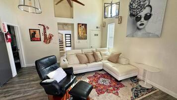 Smart TV, mesa de pingue-pongue, livros