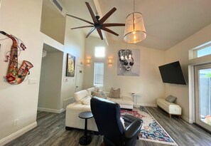 Smart-tv, een tafeltennistafel en boeken