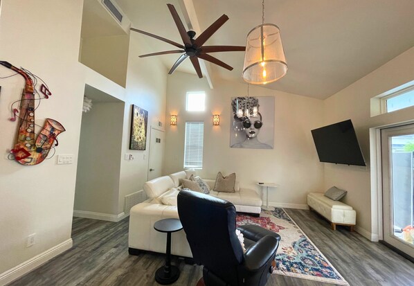 Smart-TV, Tischtennisplatte, Bücher