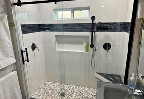 Douche, sèche-cheveux, serviettes fournies, savon