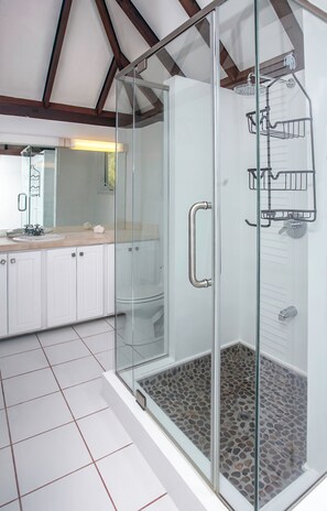 Dusche, Haartrockner, Handtücher