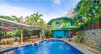 Charming 1-bedroom poolside in Tamarindo. Long term stays welcome.
