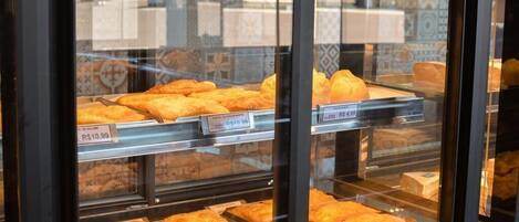 Petit déjeuner, déjeuner et dîner servis sur place