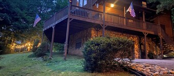Sleepy Bear Lodge. Fire Pit + Starter Wood + Fast Starlink Wi-Fi + Full Kitchen.
