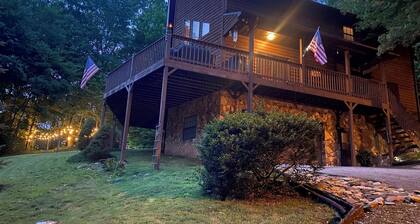 Sleepy Bear Lodge. Fire Pit + Starter Wood + Fast Starlink Wi-Fi + Full Kitchen.