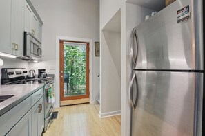 Réfrigérateur, micro-ondes, four, plaque de cuisson