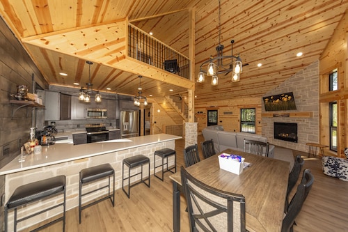 Lavish New Lodge Surrounded by Nature in Hocking Hills - Lodge 1
