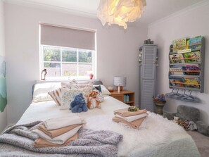 2 kamar tidur dan didekorasi berbeda-beda