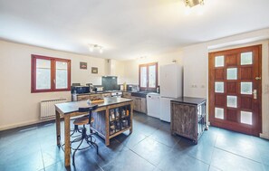 ثلاجة، فرن، موقد طهي مسطح، غسالة أطباق