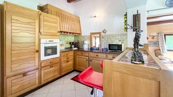 Refrigerador, horno, lavavajillas y cafetera y tetera