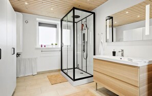 Shower - Beautiful home in Middelfart with WiFi (Middelfart)
