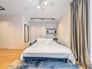 Iron/ironing board, WiFi, bed sheets