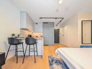 Iron/ironing board, WiFi, bed sheets