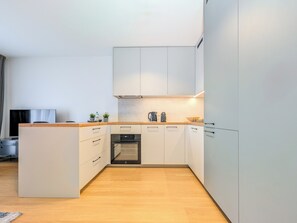 Kylskåp, ugn, spishäll och diskmaskin