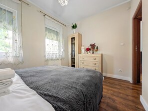 2 quartos, ferros/tábuas de passar roupa, Wi-Fi, roupa de cama