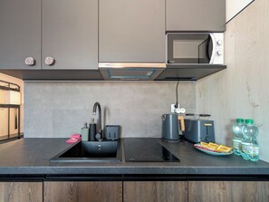 Fridge, microwave, stovetop, dishwasher