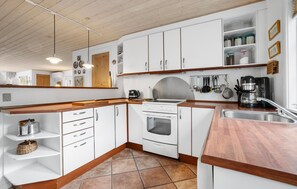 Frigorífico, placa de cocina, lavavajillas y cafetera o tetera