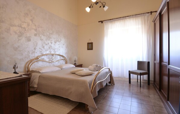 2 bedrooms, travel cot, free WiFi