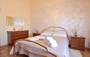 2 bedrooms, travel cot, free WiFi