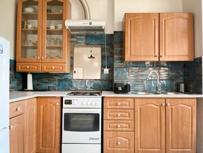 Kühlschrank, Ofen, Wasserkocher mit Kaffee-/Teezubehör, Wasserkocher