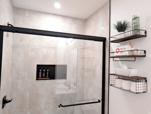 Dusche, Haartrockner, Handtücher, Seife