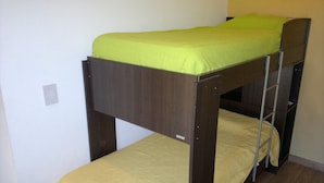 A bunk bed with a green mattress on top and a yellow mattress on the bottom. - Apart A Orillas del Mar (Costa Azul)