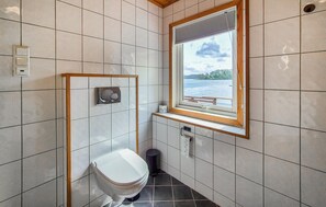 Shower - 2 bedroom stunning home in Lepsøy (Lepsøy)